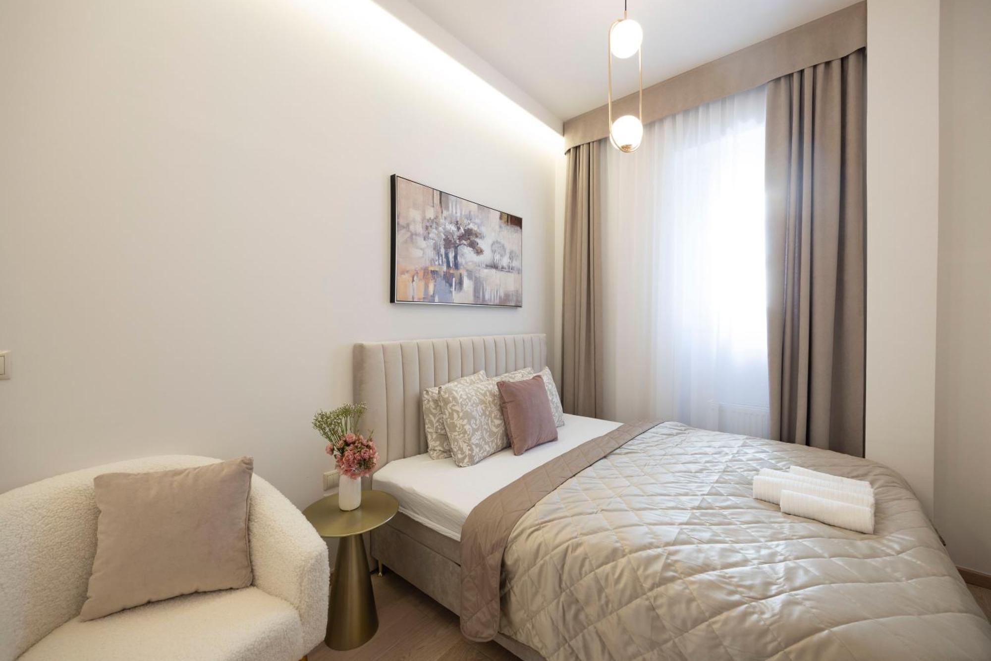 Luxurious Central Apartment W/ A Stunning View To The Basilica — Photos 2
